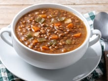 Sopa de lentilha com frango desfiado na panela de pressão