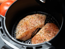 Por que o filé de frango fica seco na air fryer ou no forno? A resposta está num passo que você não faz!