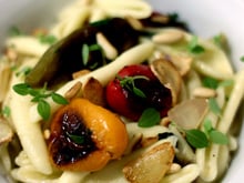 Massa (maccheroni) com mini pimentões e alhos assados ao pesto de manjericão