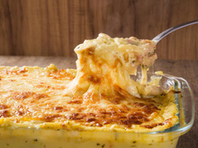 Esse gratinado de camarão que a minha avó fazia nos meus aniversários é de comer rezando de tão gostoso