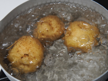 Eu jogava a água do cozimento das batatas fora, mas aprendi no TudoGostoso que ela é um verdadeiro tesouro