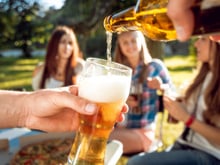 Como manter a cerveja gelada no calor com 7 acessórios perfeitos