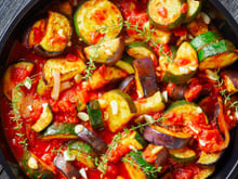 Abobrinha grelhada com molho de ameixa vermelha é um acompanhamento fácil e rápido que até os veganos podem comer (e ainda tem baixo teor de carboidratos!)