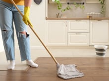 O método grego de limpeza de pisos está fazendo sucesso: custa quase nada e deixa tudo brilhando