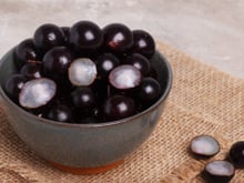 Faz bem ou mal: o que acontece se engolir o caroço da jabuticaba?
