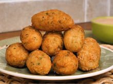 Do jeitinho que a gente ama: bolinho de arroz com queijo do TudoGostoso que derrete na boca