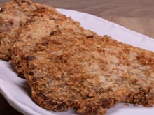 Pare de empanar o bife à milanesa na farinha de rosca tradicional: açougueiros ensinam a troca de 1 ingrediente que não solta óleo