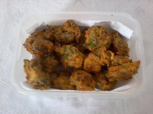 Bolinho de espinafre com calabresa e queijo