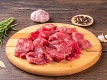 Como amaciar a carne em 5 minutos: o truque de cozinha que salva um pedaço duro antes do cozimento