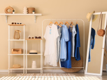 Adeus, armário no quarto: a solução mais leve e barata que está ganhando espaço nas casas