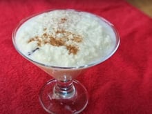 Nem leite condensado, nem creme de leite: poucas pessoas sabem como transformar o arroz doce de festa junina em uma sobremesa saudável