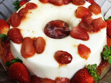 Manjar de coco com calda de morango