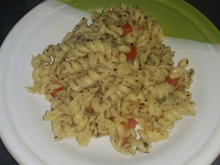 Penne com manjericão e tomate