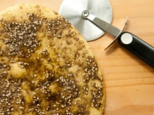 Colocar zaatar na comida faz bem mesmo? Nutricionista explica os benefícios e o que você precisa saber sobre o tempero árabe
