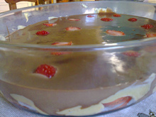 Bombom de morango na travessa