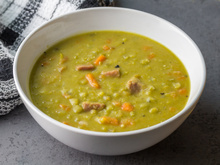 4 receitas de sopa de ervilha para espantar o frio