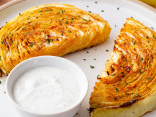 Chega de saladas e pãezinhos, o repolho fica muito melhor crocante: corte-o, asse-o e tempere com limão