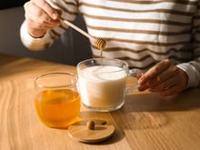 O que acontece com o corpo se tomar leite com mel no início do dia ou antes de dormir?