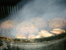 Hambúrguer artesanal na churrasqueira/forno