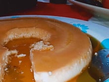 Panqueca para café da manhã com cobertura de mel de abelha