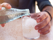 Quem tem pressão alta pode tomar água com gás? Cardiologista responde