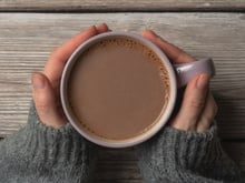 Nem leite, nem açúcar: esse chocolate quente fica tão gostoso quanto o tradicional e é muito mais saudável