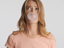 Mascar chiclete reduz o apetite? Descubra se hábito é aliado ou vilão da dieta