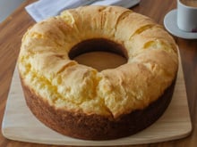 Pão de queijo gigante feito no forno: fofinho por dentro e muito crocante por fora, pronto em 30 minutos!