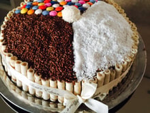 Bolo de chocolate com guloseimas
