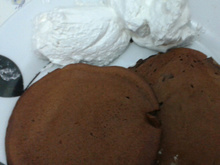 Panquecas de chocolate com marshmallow