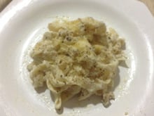 Macarrão ao molho três queijos