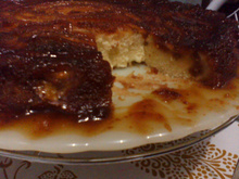 Bolo de banana com calda de caramelo