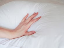 Diga adeus às manchas: truque deixa o seu travesseiro branco como a neve que nem o de um hotel 5 estrelas (sem máquina de lavar roupa!)