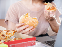 Para muitos, o fim de ano é uma época de estresse que faz descontar na comida: aqui estão 5 dicas para seguir na dieta durante o período