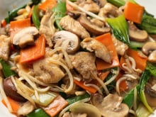 Chop Suey de frango: picadinho oriental com vegetais crocantes e molho encorpado