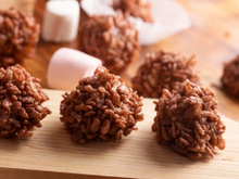 Levei minhas trufas cremosas e crocantes para vender na faculdade e agora todos os meus colegas estão viciados!