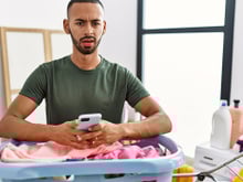 Poucas pessoas fazem, mas você deveria jogar uma sacola plástica na máquina de lavar