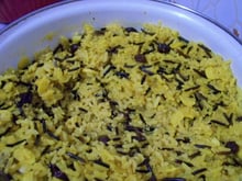 Mix de arroz selvagem e quinua com amêndoas, uvas passas e cúrcuma