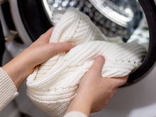 Se sua mãe não te ensinou, eu te ensino: esse é o segredo para deixar as roupas brancas na máquina de lavar! Elas ficam parecendo novas