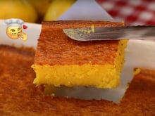 Nada de leite, nem farinha de trigo: esse bolo de laranja fofinho é fácil de fazer e é zero glúten e zero lactose