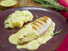 PEITO DE FRANGO COM MOLHO DE MOSTARDA E PURÊ DE BATATAS AMANTEIGADO