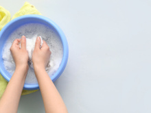 Nem água sanitária, nem bicarbonato: como tirar manchas de pano de prato de um jeito fácil e eficaz