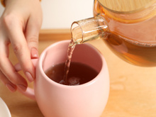 Esse é o chá perfeito para tomar após o trabalho: acalma as dores musculares e diminui a ansiedade