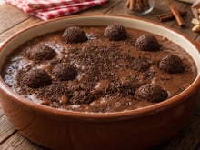 Canjica de brigadeiro supercremosa que une dois doces deliciosos para inovar na Festa Junina