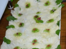 Carpaccio de abacaxi com geleia de hortelã