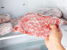Dá para guardar carne crua, cozida ou congelada na geladeira sem estragar: descubra prazo seguro para o armazenamento