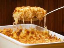 O arroz de forno à parmegiana mais fácil e saboroso do TudoGostoso para salvar qualquer almoço corrido