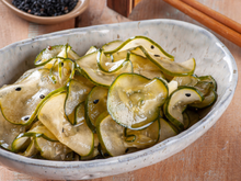 Descubra como preparar sunomono de forma simples e rápida: salada japonesa é leve, deliciosa e perfeita para acompanhar qualquer refeição