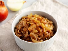 Por que sua cebola caramelizada nunca fica igual à do restaurante? O segredo está nesse detalhe e o TudoGostoso explica!
