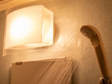 Por que você deveria deixar a luz do banheiro acesa a noite toda quando for dormir em um hotel?